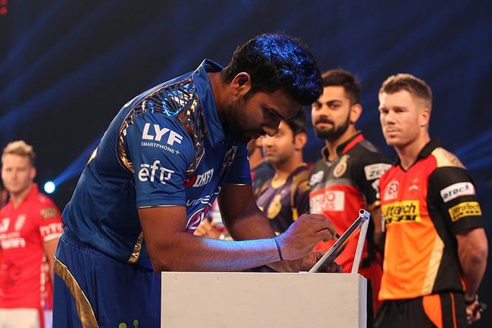 Rohit Sharma's Funny Twitter Banter With Mumbai Indians Will Leave You In  Splits