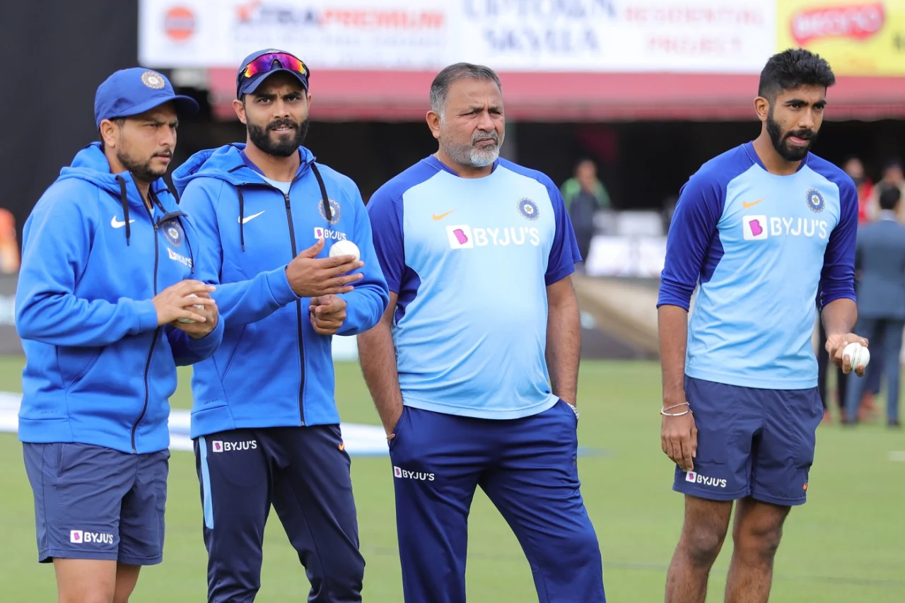 Bharat Arun with Kuldeep Yadav, Ravindra Jadeja and Jasprit Bumrah